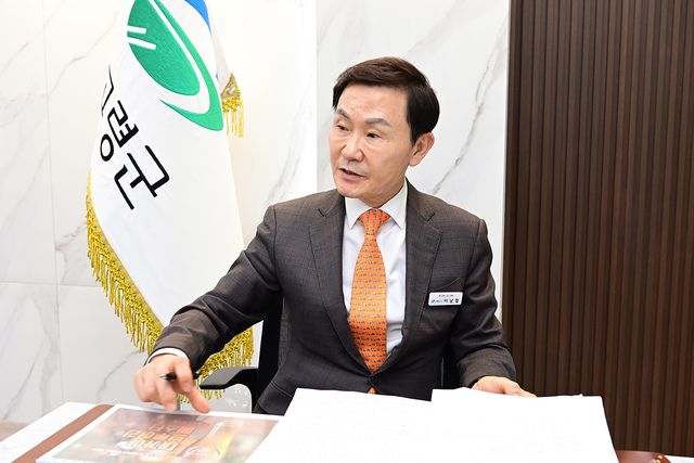 고도 지정과 관련된 향후 사업을 구상 중인 이남철 고령군수.