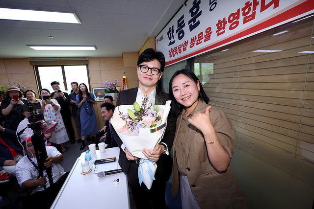 13일 포항을 방문한 한동훈 국민의 힘 당 대표 후보가 북구 당원협의회에서 당원 대표에게 꽃다발을 전달받고 있다. /이용선기자 photokid@kbmaeil.com