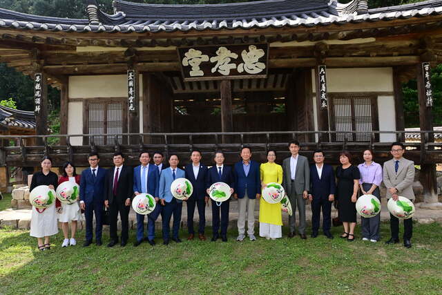 응웬 반 꽝 베트남 다낭 당서기를 비롯한 대표단 20여 명은 지난 11일 봉화군 봉성면 충효당을 방문해 단체 기념촬영을 했다,/봉화군 제공