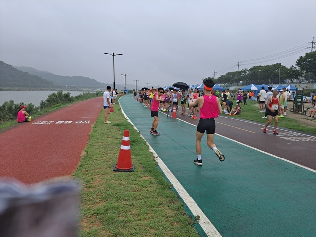 상습침수지역을 달리는 참가자들. /독자제공