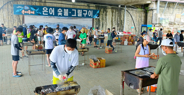 축제장 내 은어 숯불 구이 현장. /봉화군 제공