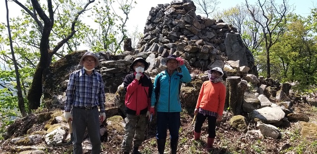 영덕군 영해면 대2리의 광산봉수에 오른 마을 주민들. /
