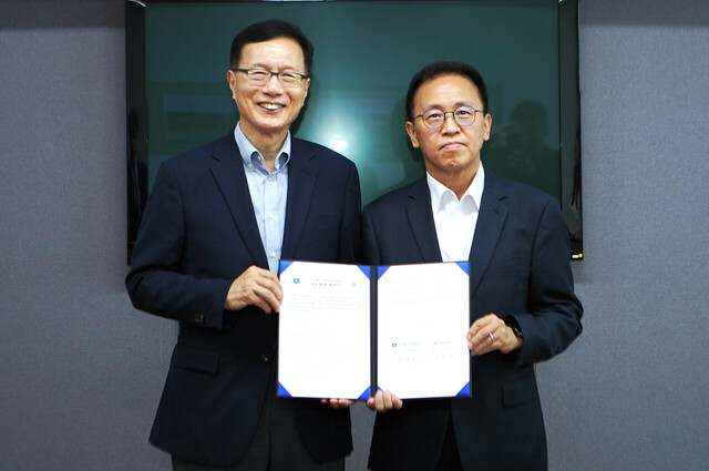 최도성 한동대학교 총장(왼쪽)과 송예현 대표이사가 업무협약체결 후 기념촬영./대저페리