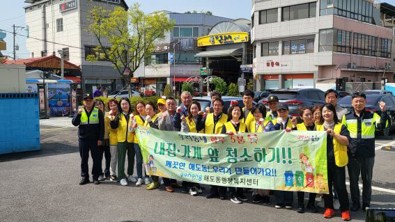 포항시상가상인총연합회 회원들이 발기인총회 이후 임원진들과 함께 기념 촬영을 하고 있다.