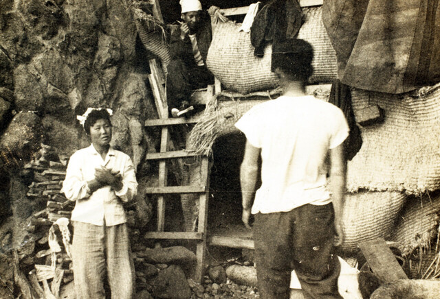 1950년대말_독도 물골앞에 서 있는 제주해녀 김공자씨. /울릉도독도해양연구기지