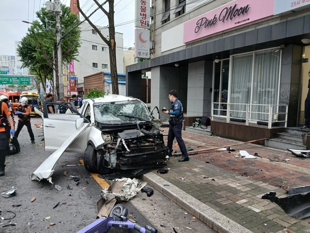 경찰관이 인도돌진 사고를 낸 SUV차량을 조사하고 있다. /소방서제공