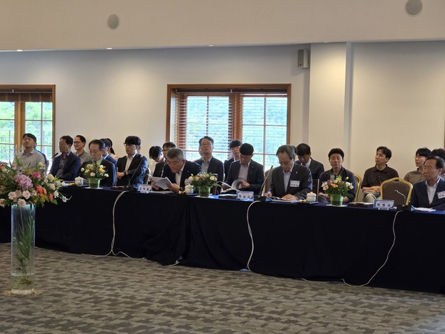 동서횡단철도 통과노선 시장·군수 협력체 회의에 참석한 김학동 예천군수, 박남서 영주시장, 박현국 봉화군수가 회의 자료를 살피고 있다. /영주시 제공