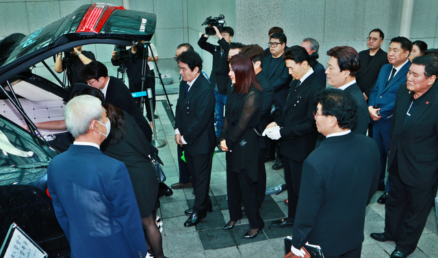 가수 설운도, 강진 등 동료 가수들이 18일 오전 서울아산병원 장례식장에서 엄수된 가수 고 현철의 발인에서 고인에게 마지막 인사를 하고 있다. /연합뉴스