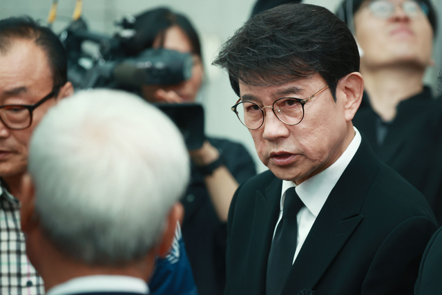 가수 설운도가 18일 오전 서울아산병원 장례식장에서 엄수된 가수 고 현철의 발인에서 마지막 인사를 하고 있다. /연합뉴스