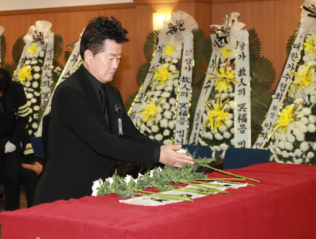 18일 오전 서울아산병원 장례식장에서 열린 가수 고 현철(본명 강상수) 대한민국가수장 영결식에서 가수 태진아가 헌화하고 있다. /연합뉴스