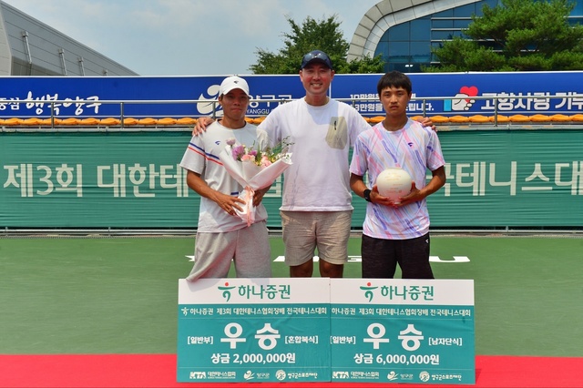 ‘하나증권 제3회 대한테니스협회장배 전국테니스대회’에서 우승을 차지한 안동시청 추석현(왼쪽) 선수, 권용식(가운데) 감독, 강구건 선수. /안동시 제공
