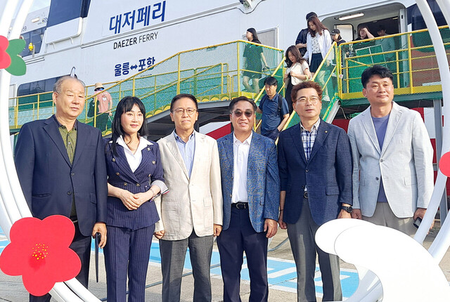 사진 좌로부터 정동일 재울산, 박언휘 재대구경북, 송예현 대저페리대표이사, 선종우 재경, 김창현 재포항, 조기수 재구미 울릉향우회장 기념촬영. /재대구경북울릉향우회