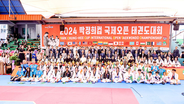박정희컵국제오픈태권도대회 참가 선수들이 단체 기념촬영을 하고 있다. /경북태권도협회제공