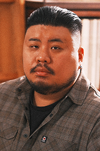 강백수 세상을 깊이 있게 바라보는 싱어송라이터이자 시인. 원고지와 오선지를 넘나들며 우리 시대를 탐구 중이다.