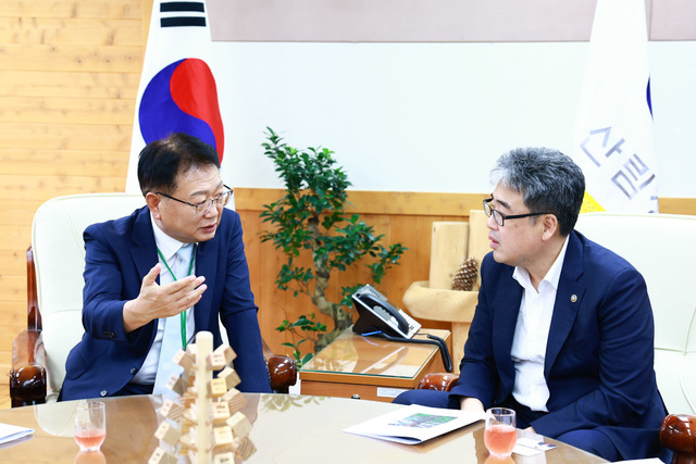손병복(왼쪽) 울진군수가 임상섭 산림청장이 대화를 하고 있다. /울진군제공