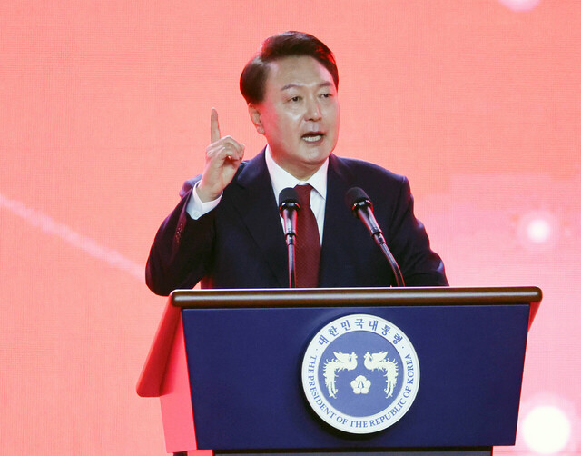 윤석열 대통령이 23일 오후 경기 고양시 킨텍스에서 열린 국민의힘 제4차 전당대회에서 축사하고 있다/연합뉴스