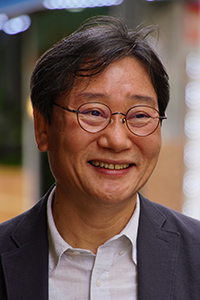 사업가이자 시인, 아마추어 역사학자의 역할까지 하고 있는 윤기묵씨.