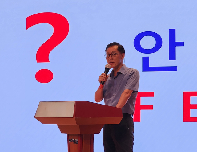 김영식 전 이엠솔루션 수소&환경 총괄본부장이 ‘수소경제와 수소환원제철’이라는 주제로 발제를 하고 있다.