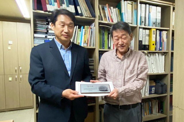 김남일 사장이 김민기씨를 찾아 이철우경북지사의 감사패를 전달했다./경북문화관광공사