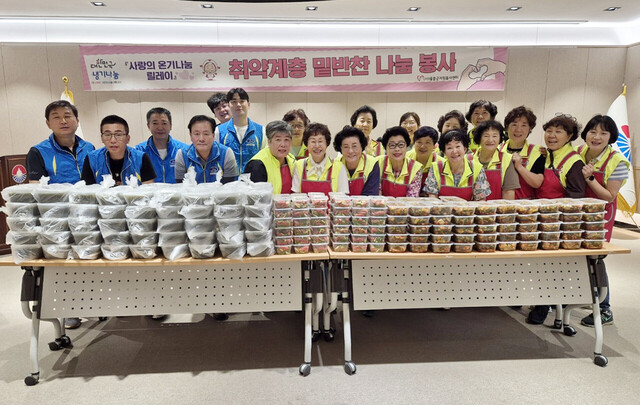 봉사자들이 취약계층에 전달하기 위해 만든 밑반찬. /김두한 기자 