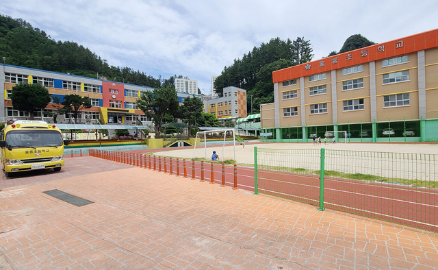 철거 전 울릉초등학교 전경./김두한 기자 
