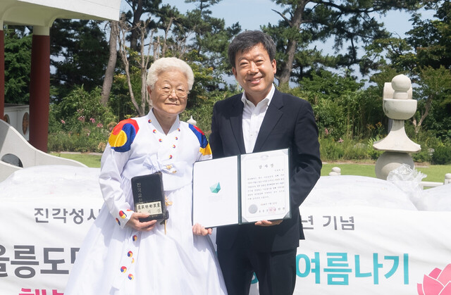 울릉도 취양계층에서 백미 300포를 기증한 대한불교 진각종 신도 석복희씨에게 남한권 울릉군수가 감사장을 전달했다. /울릉군