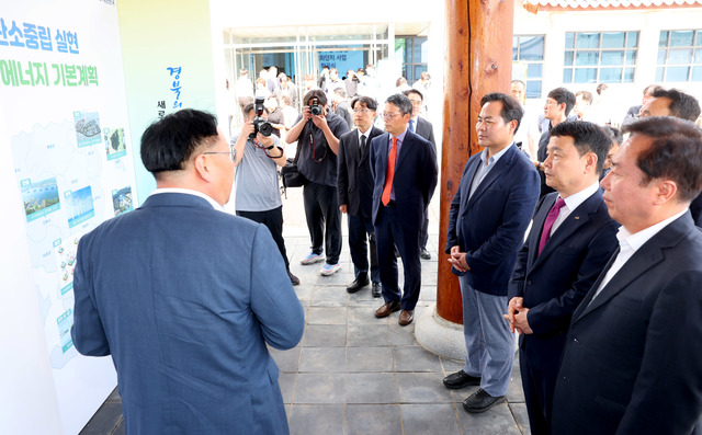 김학홍 경북도 행정부지사, 권기창 안동시장 등이 ‘임하댐 수상태양광 집적화단지 조성 사업’개요에 대한 설명을 듣고 있다./경북도 제공