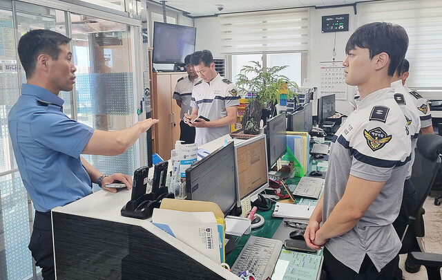 동해해경 울릉도파출소를 방문해 해상 치안현황 청취 및 최일선 해양경찰관을 격려하고 있다./동해해경서