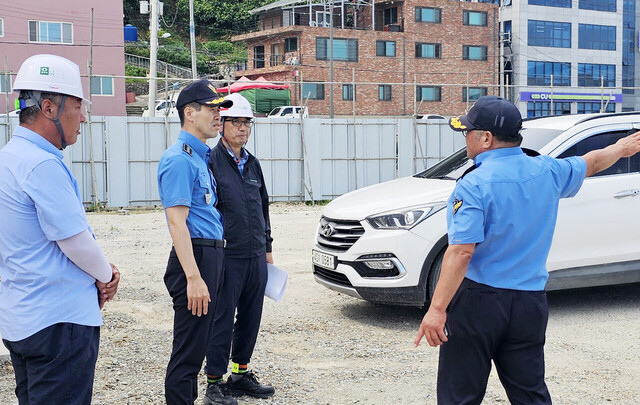 울릉(사동)항 함정 승조원 시설 신축공사 현장을 방문해 관계자들로부터 설명을 듣고 있다./동해해경서 