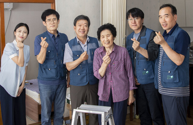 남한권 울릉군수가 생활민원처리반과 관계공무원, 민원인과 함께 기념촬영./울릉군