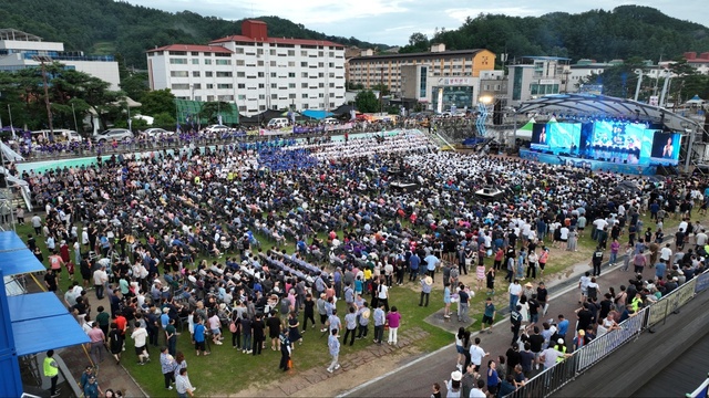 봉화 내성천 축제장 특별무대에서 봉화은어축제 개막축하공연이 열리고 있다. /봉화군 제공