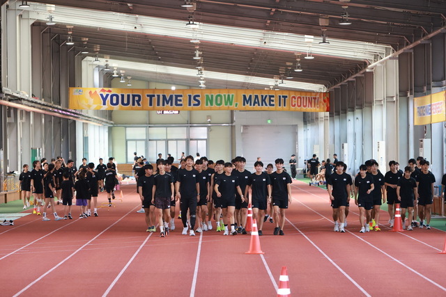 하계 전지훈련 중인 육상국가대표상비군들이 예천육상실내돔훈련장에 들어서고 있다. /예천군제공