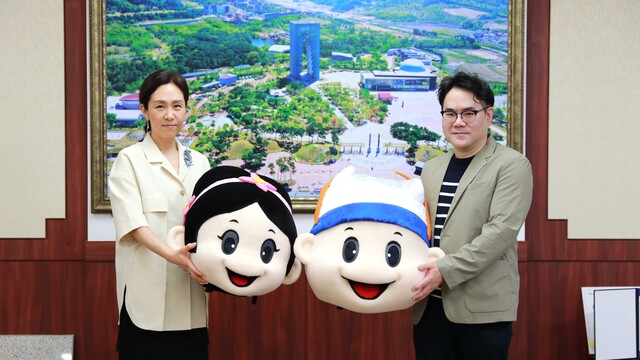 한창수, 김지영씨가 자신들이 개발한 화랑과 원화 캐릭터를 들고 기념촬영을 하고 있다. /경북문화관광공사제공