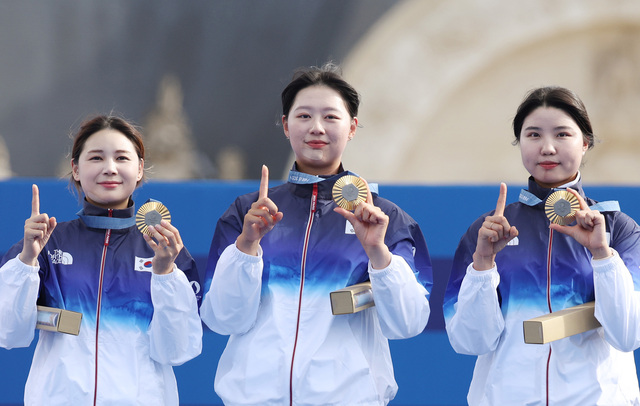 올림픽 10연패를 달성한 한국 여자양궁 대표팀의 남수현(오른쪽부터), 임시현, 전훈영이 28일(현지시간) 프랑스 파리 레쟁발리드 양궁 경기장에서 열린 2024 파리올림픽 양궁 여자단체전 시상식에서 손가락과 금메달로 숫자 10을 만들며 기념 촬영을 하고 있다. /연합뉴스