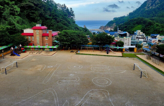 저동초등학교 운동장에 새긴 서울릉./울릉크루즈