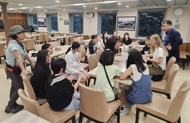울릉크루즈선상에서 토론./울릉크루즈