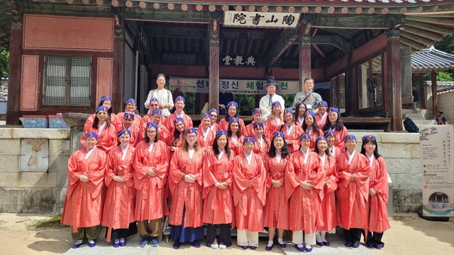 도산서원을 찾은 우든피시 글로벌 명상수행 체험단. /도산서원선비문화수련원 제공