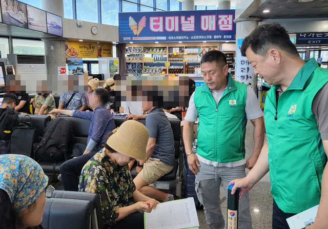 관광객을 상대로 탄소중립실천 서명을 받고 있다. /김두한 기자 