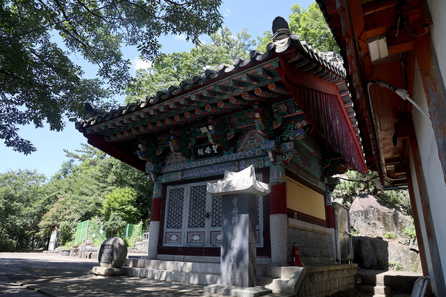 선도산 성모를 모신 사당인 성모사(聖母祠).