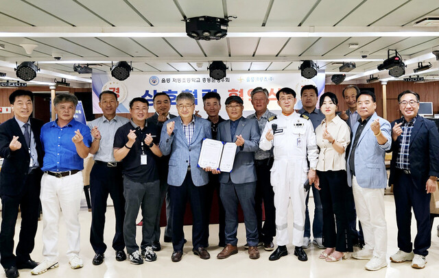 울릉크루즈와 저동초등 총동문향우회 간부들이 기념촬영. /울릉크루즈 