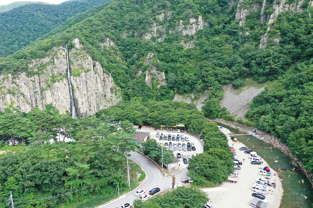무더운 여름, 계절을 잊게 만드는 청송 얼음골.