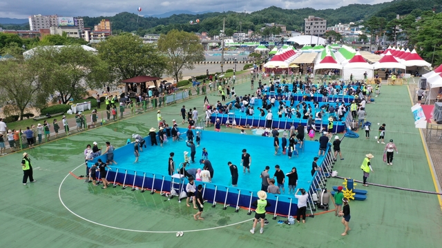 봉화은어축제 방문객이 맨손잡이체험장. /봉화군 제공
