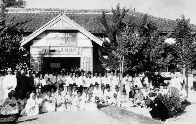 1940년대 말 병곡면사무소에서 열린 경로잔치 사진. /영덕군제공