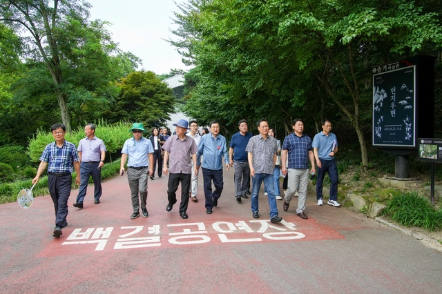 현장 점검단이 지난 4일 경주엑스포대공원 내 문화센터와 경주타워 시설 점검을 위해 이동하고 있다. /경주시제공