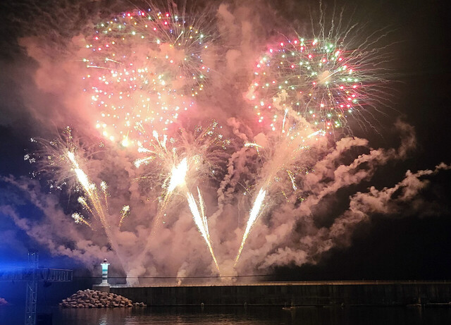 한 여름밤을 수놓은 불꽃 축제. /김두한 기자
