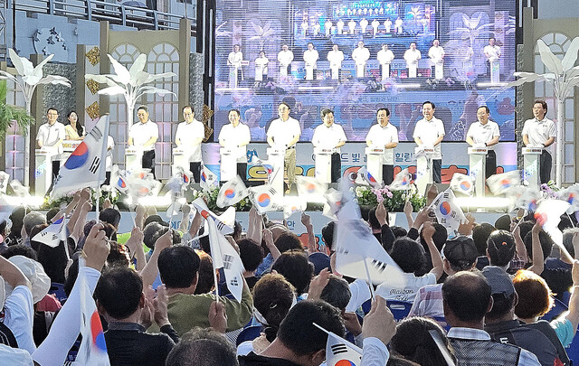 울릉도 오징어축제 개막 기관단체장 퍼포먼스. /김두한 기자 