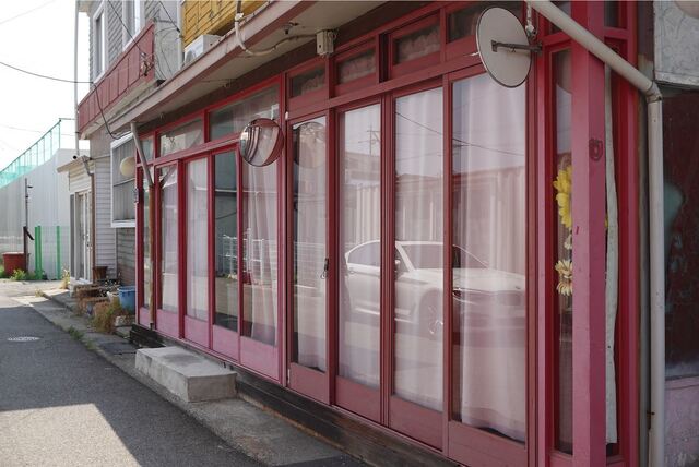 포항시 성매매 집결지에 있는 업소 중 하나, 낮에는 커튼으로 가려져 업소 내부가 보이지 않는다. / 성지영 인턴기자