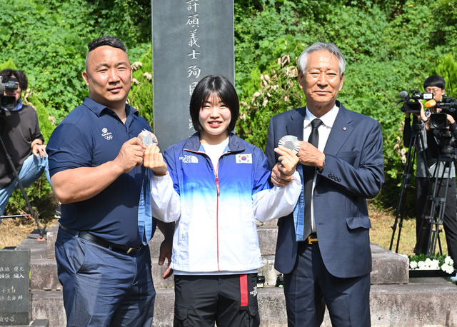 허미미 선수(사진 가운데)가 6일 현조부인 독립운동가 허석 선생의 기적비를 찾아 김점두 경북체육회장(사진 오른쪽)과 함께 자신이 획득한 메달을 들어보이고 있다./경북도 제공