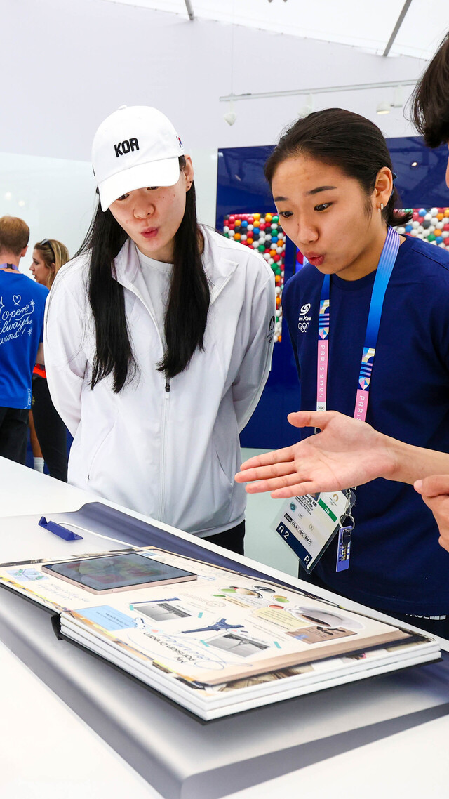  현지시간 7월 25일, 팀 삼성 갤럭시 멤버인 안세영(대한민국, 배드민턴) 선수가 2024 파리 올림픽·패럴림픽 선수촌 내 삼성 올림픽 체험관에서 갤럭시 AI의 다양한 기능을 체험하고 있다./삼성전자 제공