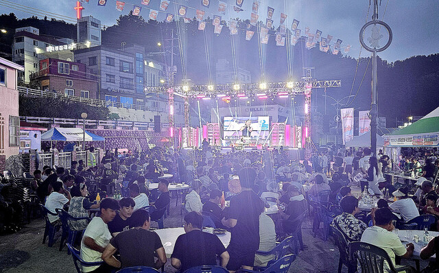 피맥 파티 및 오징어콘스트 인기가수 초청 공연./김두한 기자 